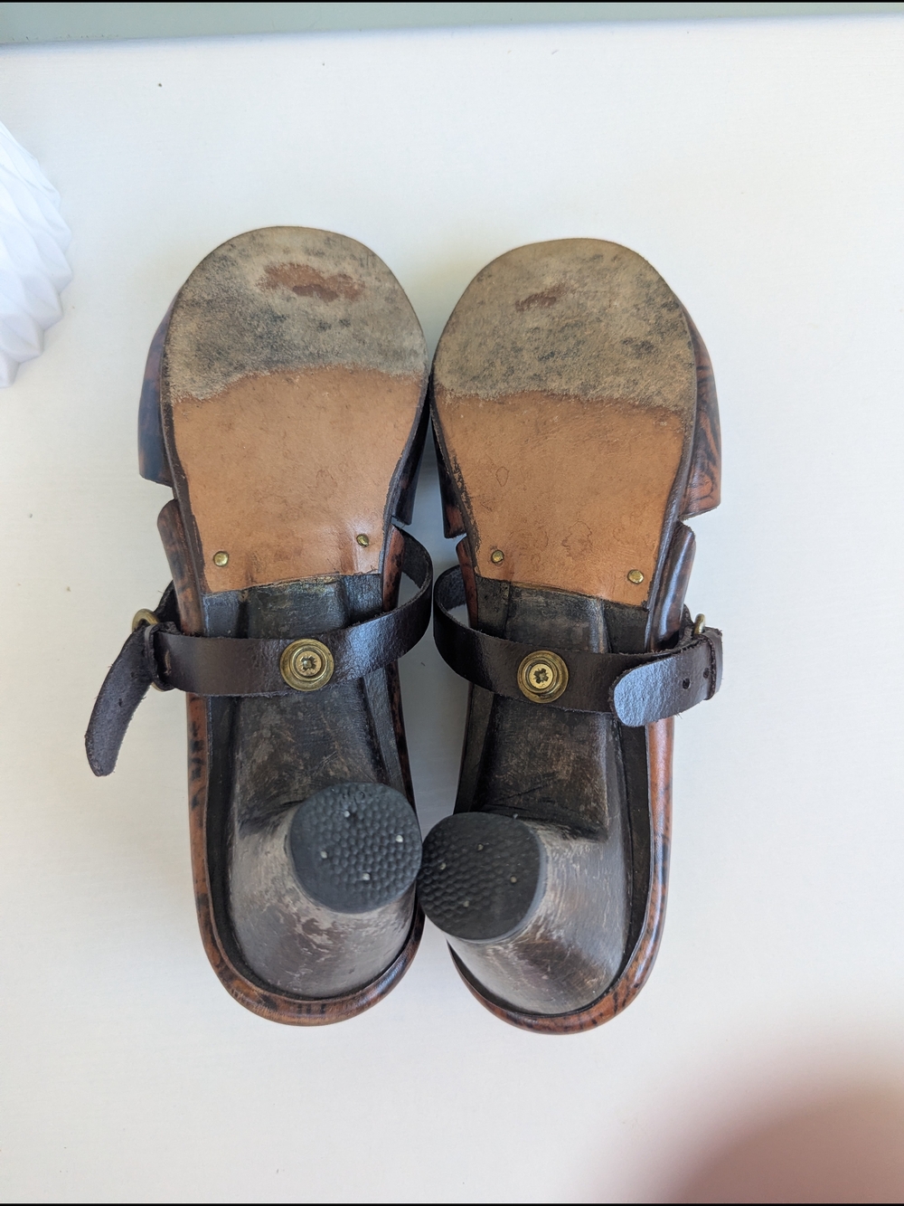 Muñoz Vrandecic Brown Patterned Leather Cutout Heels with Strap - Picture 8 of 12